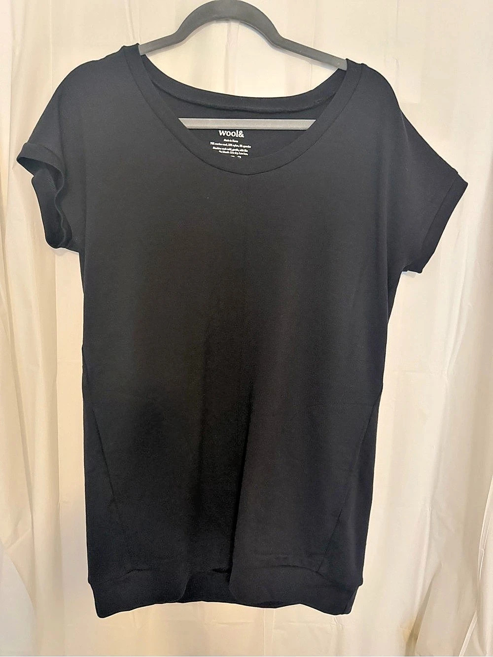 Wool& & Short Sleeve Tee light weight sweatshirt in Black Size Medium Like New